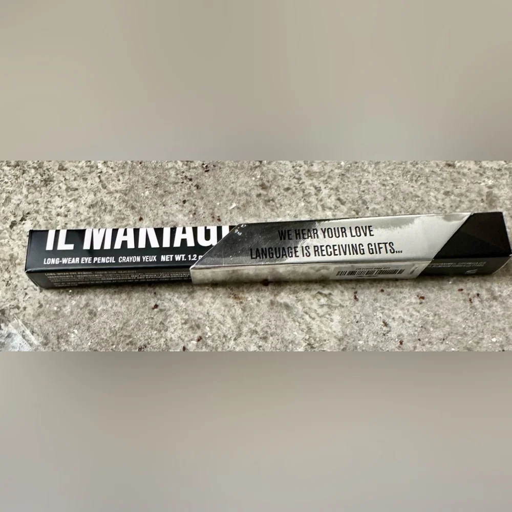 A soft, smoothly gliding waterproof‎ long wearing eyeliner.pencil